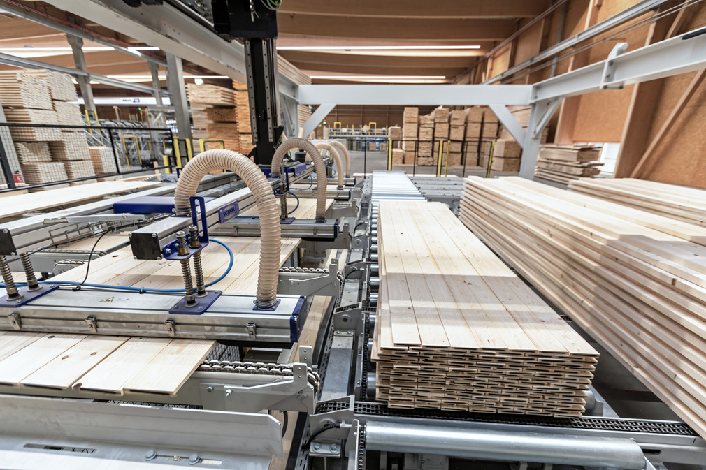 The suction spider has four grippers FMHD, which destack the individual board layers and feed them to the cross-cut.